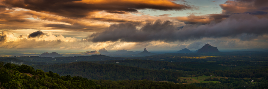 lowcloudsglasshousemountains500.jpg